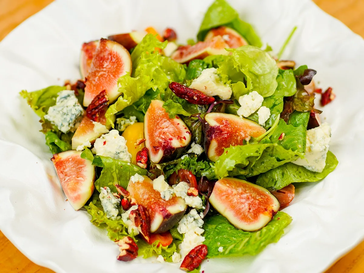 green_salad_with figgy and blue cheese_yoy_dubai_restaurant